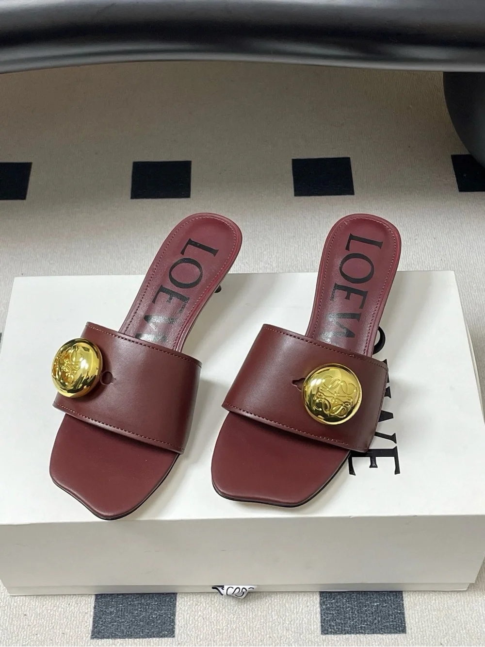 LOEWE Pebble Burgundy Leather Kitten Heel Mules Sandals Gold Anagram Hardware - Picture 2 of 8